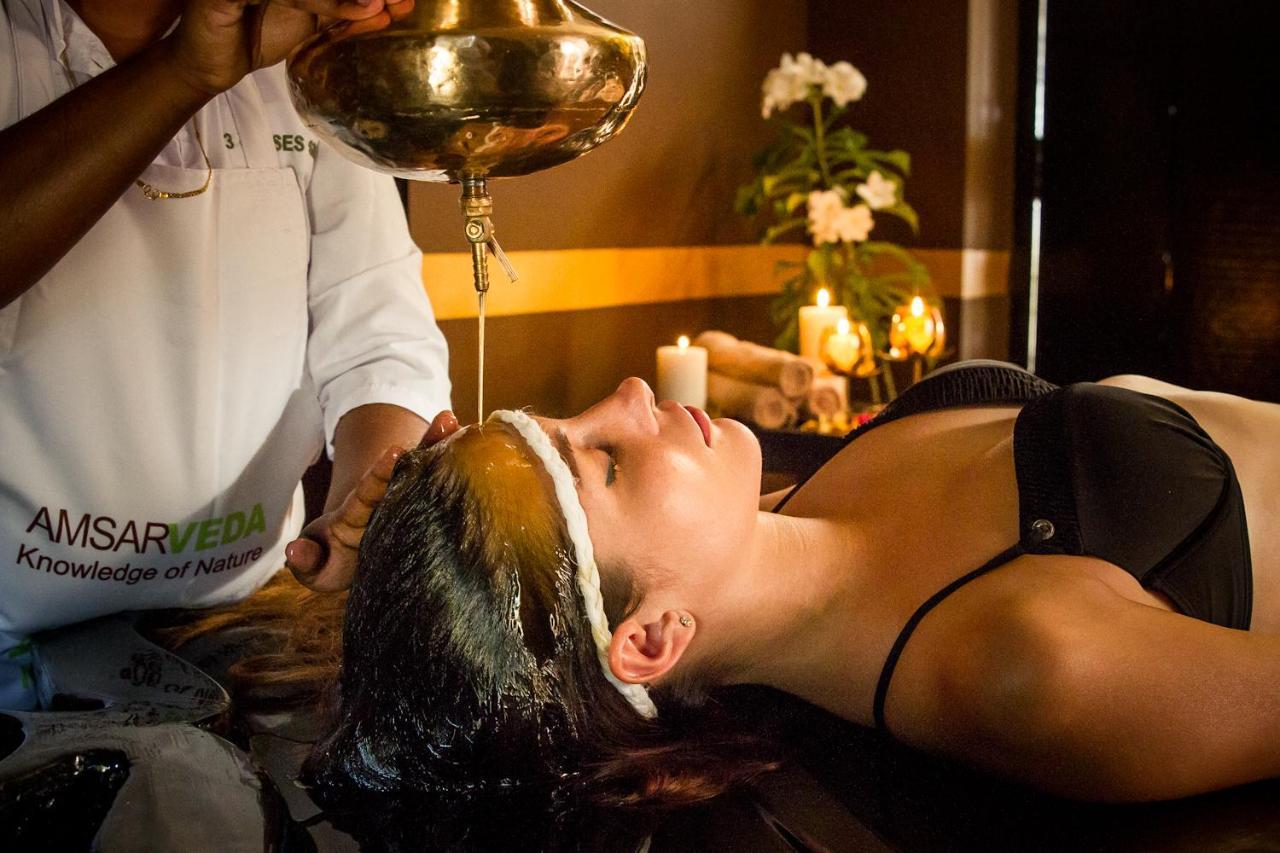 Base massage ростов. Широдхара. Масляный массаж. Аюрведа философия. Широдхара фото.